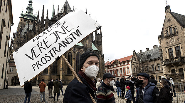 Odpůrci uzavření Pražského hradu se setkali přímo v jeho areálu, aby protestovali proti uzavření památky pro návštěvníky. (18. dubna 2021)