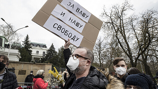 Před budovou ruského velvyslanectví v Praze se v neděli odpoledne sešli příznivci uskupení Milion chvilek, kteří na místě děkovali českým tajným službám za rozkrytí ruského vlivu na výbuch ve Vrběticích. (18. dubna 2021)