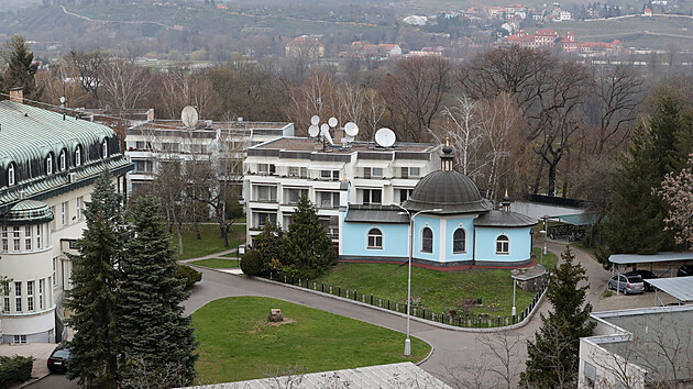Pohled na pozemky ruské ambasády v Praze, které si zabrala ve Stromovce v roce 1968.  V pozadí tři bytové domy z pěti, které na těchto pozemcích stojí (19.4. 2021).