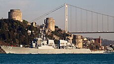 Raketový torpédoborec USS Donald Cook (DDG 75) proplouvá Bosporem (1. zá�í 2019)