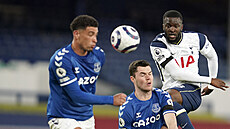 Tanguy Ndombele z Tottenhamu odkopává mí v utkání na hiti Evertonu.