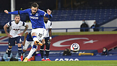 Gylfi Sigurdsson z Evertonu dává gól z penalty v utkání proti Tottenhamu.