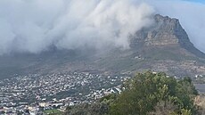 Na svazích Stolové hory v jihoafrickém Kapském Mst zuí rozsáhlý poár. (19....