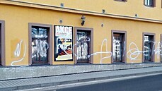 Neznámý vandal posprejoval vz a budovu pivovaru Malý Janek v Jincích na...