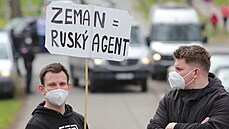 Spolek Milion chvilek pro demokracii protestoval ped ruským velvyslanectvím v Praze kvli výbuchm ve Vrbticím. (18. dubna 2021)