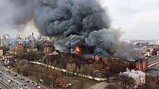 V historické tovární budov v Petrohradu vypukl poár. (12. dubna 2021)