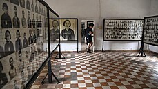 Turisté si prohlíejí fotografie obtí Rudých Khmér v muzeu genocidy v...