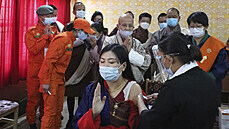 Zdravotnice podává očkování pacientce v bhútánském Thimbú. (27. března 2021)