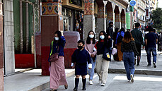 Lidé v roukách se procházejí po ulici v hlavním bhútánském mst Thimbú. (12....