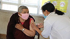 Zdravotnice podává vakcínu proti covidu-19 en v zdravotním stedisku ve mst...