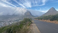 Na svazích Stolové hory v jihoafrickém Kapském Mst zuí rozsáhlý poár. (19....