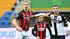 Zlatan Ibrahimovi (vlevo) z AC Milán a Mattia Bani z Parmy sledují hru ped...