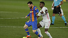 Kapitán Barcelony Lionel Messi (vlevo) kontroluje balon, zezadu ho napadá...
