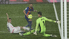 Branká Realu Madrid Thibaut Courtois (vpravo) zasahuje proti anci Barcelony,...