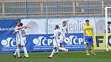 Fotbalisté Mladé Boleslavi se radují z gólu proti Teplicím.