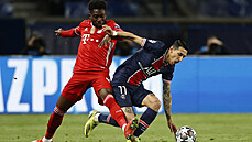 Alphonso Davies (Bayern) fauluje Ángela Di Maríu z Paris St. Germain.