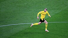 Erling Haaland (Dortmund) vyhlíí nahrávku do bhu.