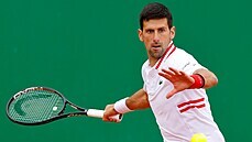 Srb Novak Djokovi se napahuje k forhendu v osmifinále turnaje v Monte Carlu.