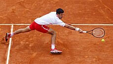 Srb Novak Djokovi se natahuje po míi v osmifinále turnaje v Monte Carlu.