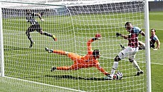 Vlastní gól Issy Diopa (vpravo) z West Hamu v zápase proti Newcastlu