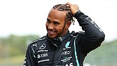 Lewis Hamilton z Mercedesu se usmívá po vítzství v kvalifikaci.