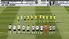 Fotbalisté Norwiche (ve žlutém) před zápasem s Derby County.