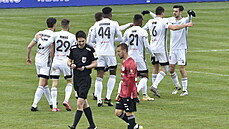 Hráči Karviné se radují z gólu proti Českým Budějovicím.