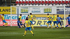 Fotbalisté Olomouce (v modrém) se prosazují v zápase proti Teplicím.