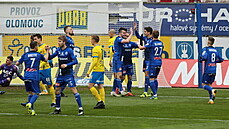 Fotbalisté Olomouce se radují z gólu proti Teplicím.