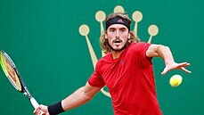 ecký tenista Stefanos Tsitsipas se napahuje k úderu.