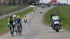 Cyklisté na trati úvodního závodu eského poháru Brno-Velká Bíte-Brno