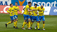 Fotbalisté Teplic se radují z gólu v zápase proti Olomouci.