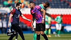 Kylian Mbappé (uprostřed) z PSG opouští trávník po ošetření.