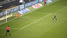 Branká Brém Jií Pavlenka (vlevo) inkasuje z penalty, kterou promnil Erling...