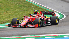 Carlos Sainz z Ferrari jede Velkou cenu Emilie-Romagny.