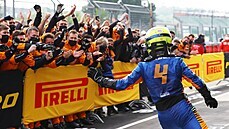 Lando Norris z McLarenu slaví se svým týmem tetí místo.