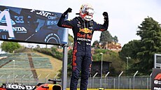 Max Verstappen z Red Bullu se raduje z vítzství na Velké cen Emilie-Romagny.