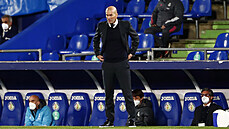 Trenér Realu Madrid Zinedine Zidane sleduje dní na hiti.