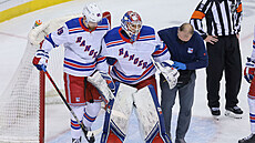 Branká New York Rangers Alexandr Georgijev (uprosted) opoutí ledovou plochu...