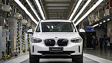 BMW iX3 sjídí z linek továrny BMW Brilliance Automotive v ínském Shenyangu.