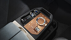 Designové ztvárnní ovlada osmé generace rozhraní iDrive v BMW iX.