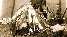 Bizoní lebka v týpí leení indián Oglal, foto je z doby kolem roku 1907.