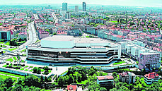 Po p�tileté výstavb� byl Palác kultury slavnostn� otev�en v dubnu 1981.