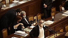 Členové vlády při jednání ve Sněmovně. (26. března 2021)