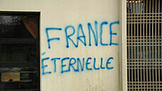 Vandalové namalovali na meitu ve francouzském Rennes protimuslimské nápisy....