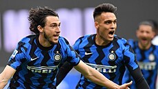 Matteo Darmian (vlevo) a Lautaro Martínez (vpravo) slaví gól Interu Milán v...