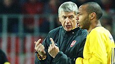 Trenér Arséne Wenger hovoří s Thierrym Henrym během utkání Arsenalu na Spartě.