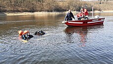 Policisté hledali tlo sebevraha, který ml skoit ze ákovského mostu, ale...