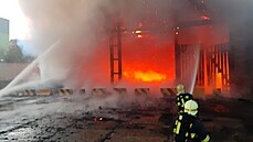 V Nymburku ho�í bývalá výtopna. (14. dubna 2021)