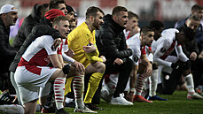 Slávističtí fotbalisté při děkovačce po vyřazení z Evropské ligy od Arsenalu.